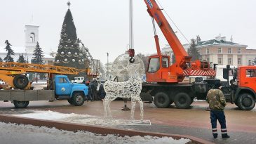 Фотофакт. Праздник окончен: на площади Ленина в Бресте демонтируют елку