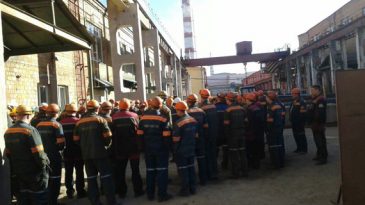 В Солигорске прошло стихийное собрание монтажников, недовольных падением зарплаты (видео)