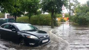 Из-за дождя на некоторых участках брестских улиц сегодня днем стояли лужи-озера (видео)