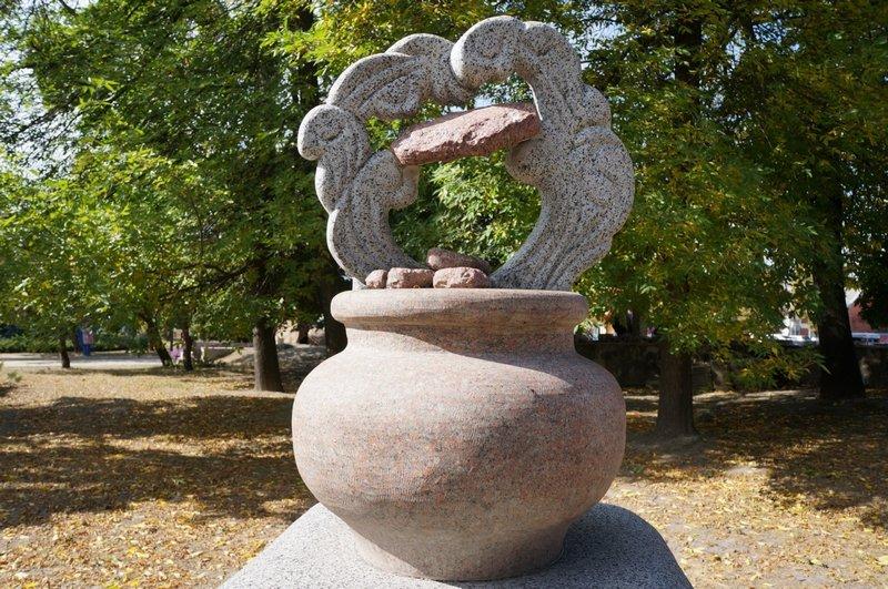 В Ольшанах установили второй в Беларуси памятник огурцу. А картошку так и не увековечили