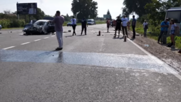 Под Львовом пьяный водитель легковушки врезался в туристический автобус (видео)