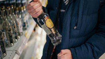 Дефицит алкоголя в Осиповичах, дым от «Леопардов», заградотряды для работников колхозов: шутки и мемы недели