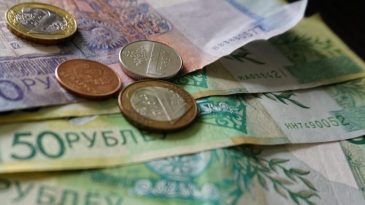 Медианная зарплата в Брестской области не дотягивает до 1000 рублей. Таже картина и в других областях, кроме Минской
