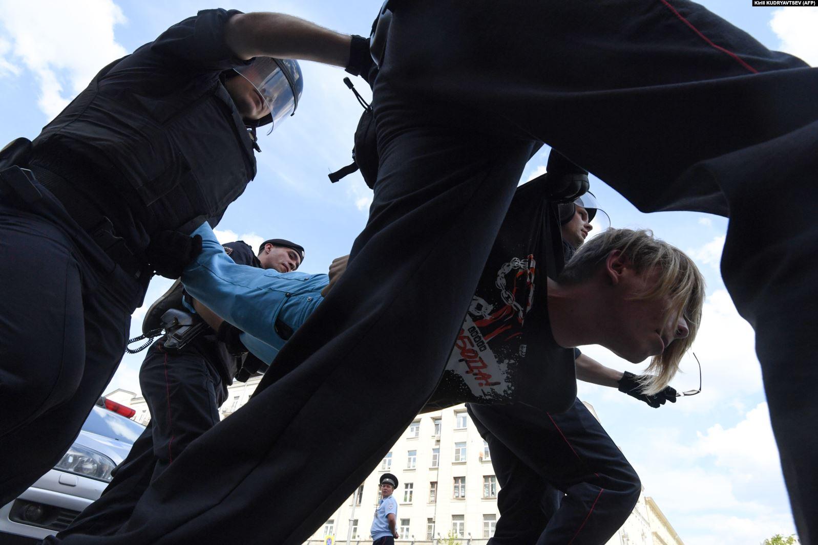 Попы бьют человека. Избиение протестующего. Москва групповое преследование человека.