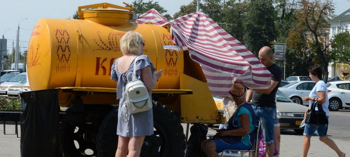 В одной бочке в 3 раза. Квас жара. Бочки с квасом. Кваса в аэропорту. Квас кабинки.