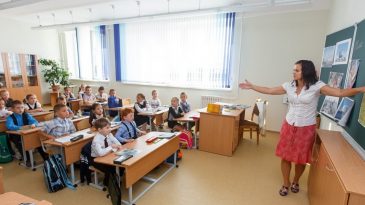 «Наши классные раньше были на стороне света». Что в школах Беларуси говорят о войне в Украине?