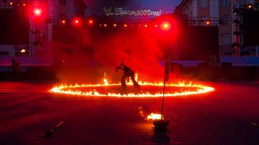 Огненный фоторепортаж. Львовский театр показал на площади Ленина в Бресте «зажигательный» спектакль
