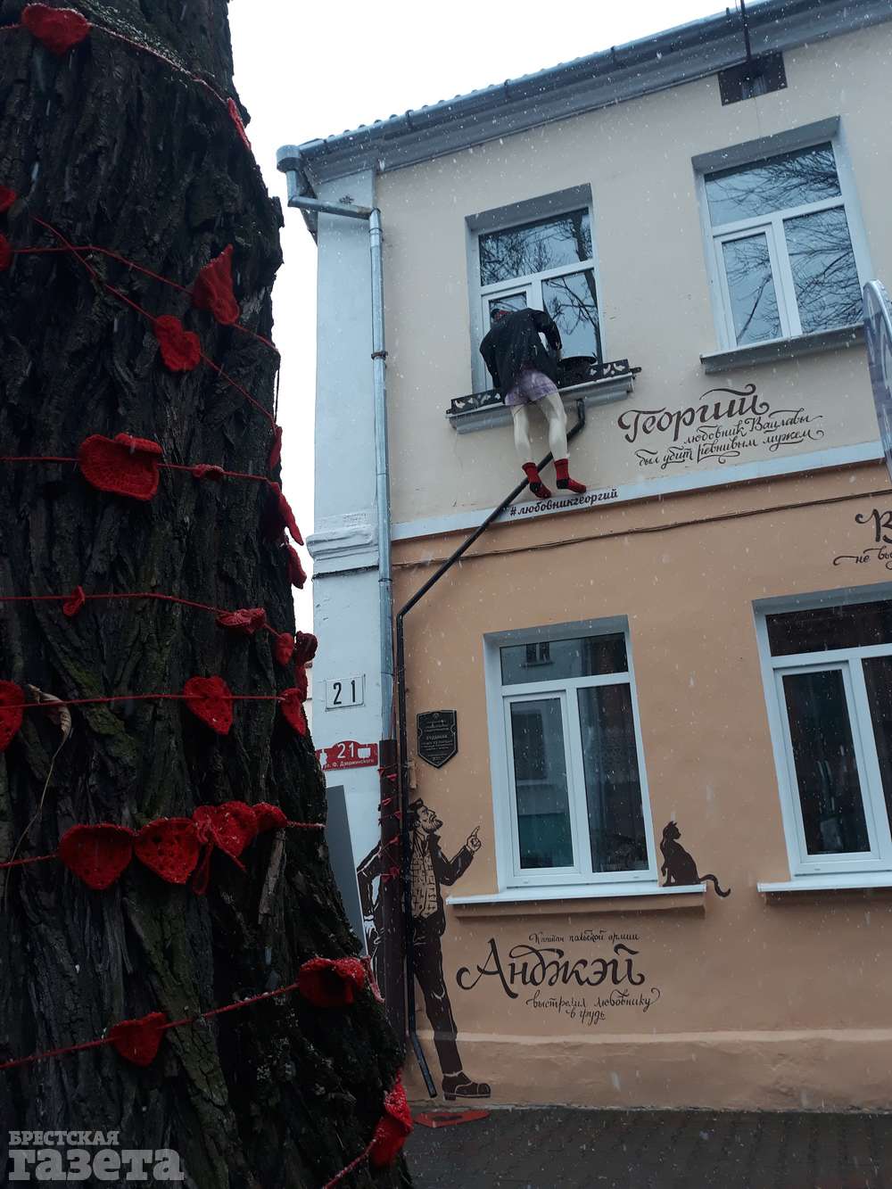 Горе-любовник Георгий в Бресте «ожил» и осыпал лепестками роз парочки  (фото+видео) — BGmedia. Последние новости Бреста, Беларуси сегодня.