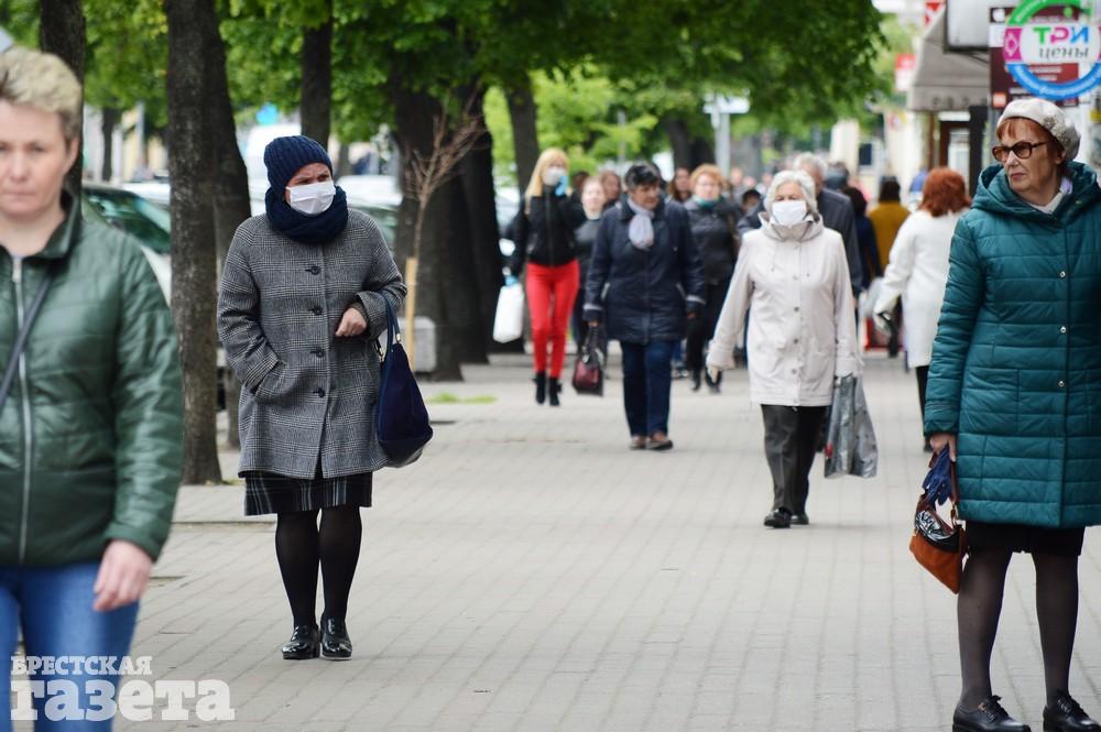 Жители Бреста ходят в масках во время пандемии коронавируса COVID-19. 13 мая 2020 года. Фото: 