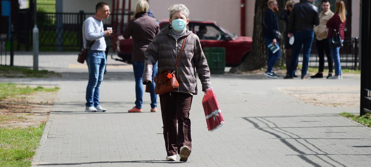 Жители Бреста ходят в масках во время пандемии коронавируса COVID-19. 13 мая 2020 года. Фото: