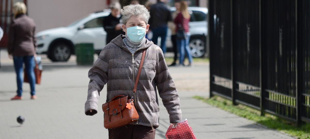 Жители Бреста ходят в масках во время пандемии коронавируса COVID-19. 13 мая 2020 года. Фото: