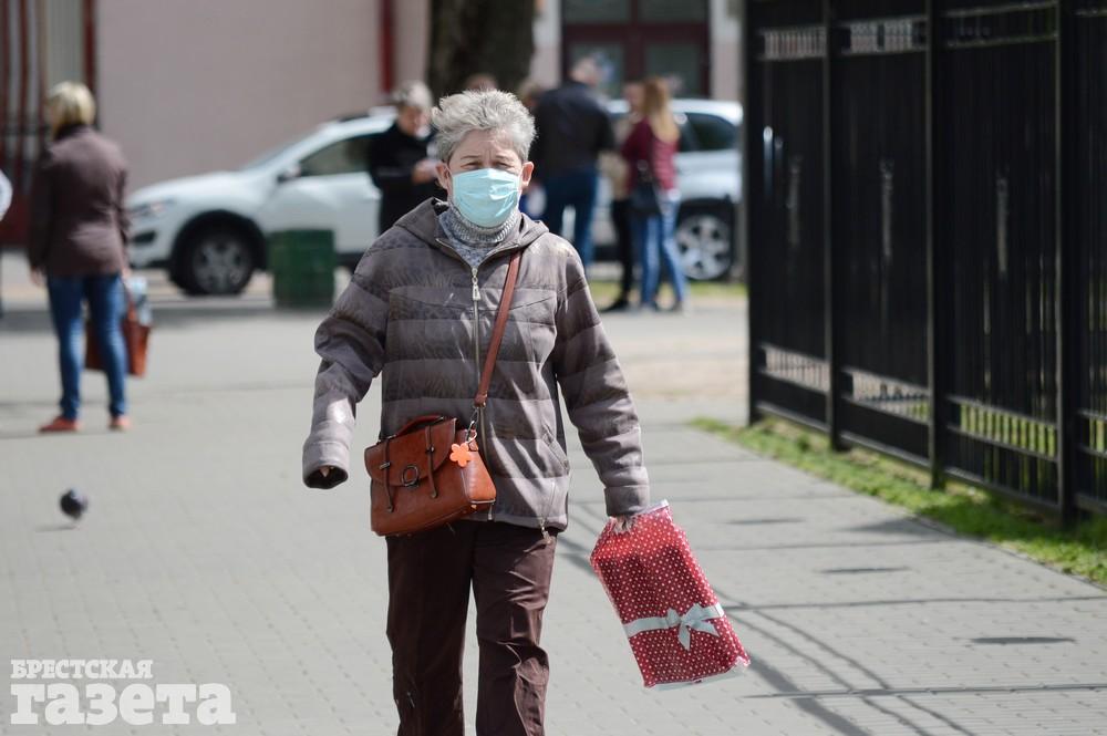 Жители Бреста ходят в масках во время пандемии коронавируса COVID-19. 13 мая 2020 года. Фото: 