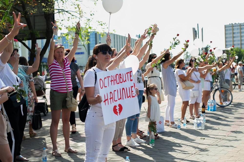 Девушки в цепи в солидарности в Бресте 14 августа. Фото: , "Брестская газета"