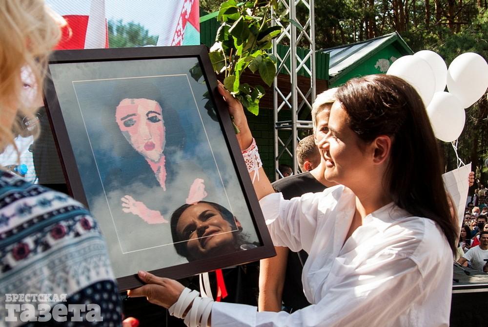 Во время пикета в Бресте 2 августа кандидату в президенты Светлане Тихановской подарили копию картины Хаима Сутина «Ева», которую написал 12-летний брестчанин с аутизмом Матвей Вельгас. 