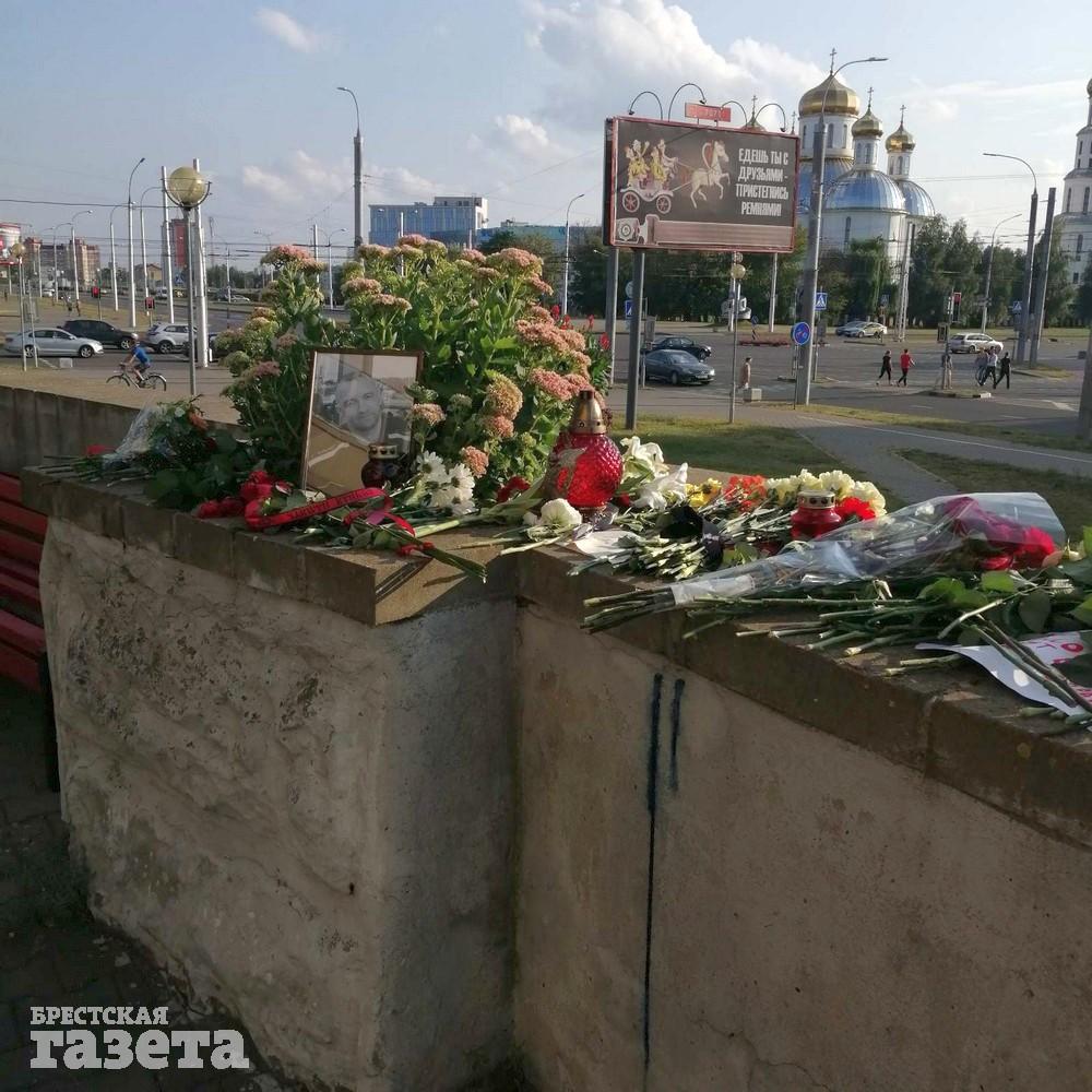 Цветы на месте гибели брестанина Геннадия Шутова. Фото: , "Брестская газета"