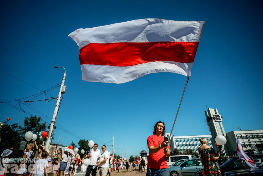Виктор Климус с национальным флагом на акции солидарности 16 августа 2020 года. Фото: , "Брестская газета"