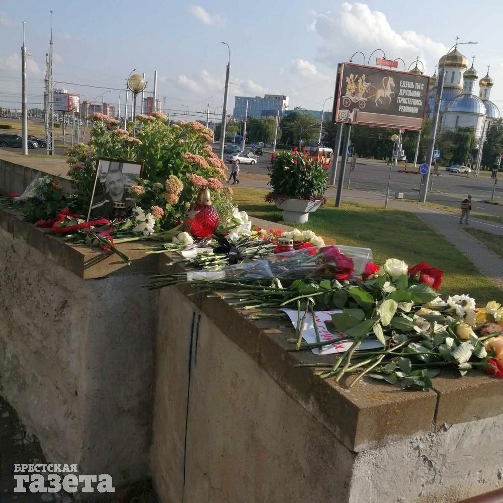 Цветы на месте гибели брестанина Геннадия Шутова. Фото: , "Брестская газета"