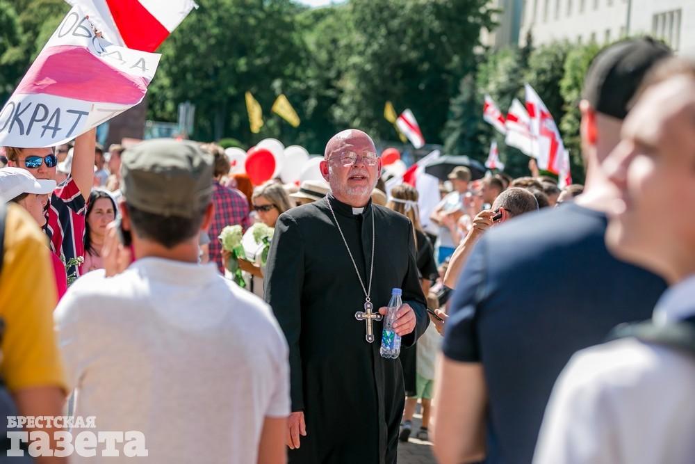 Отец Игорь на мирной акции протеста в Бресте 16 августа.