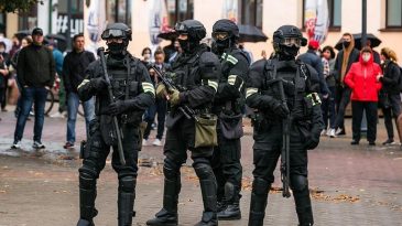 В Бресте начался суд над мужчиной, который якобы украл рацию у омоновца во время акции протеста