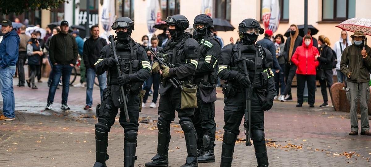Вооруженные силовики на улице Советской в Бресте 27 сентября 2020 года. Фото: , "Брестская газета"