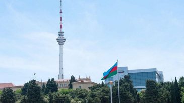 В некоторых городах и районах Азербайджана ввели военное положение, в Баку объявлен комендантский час
