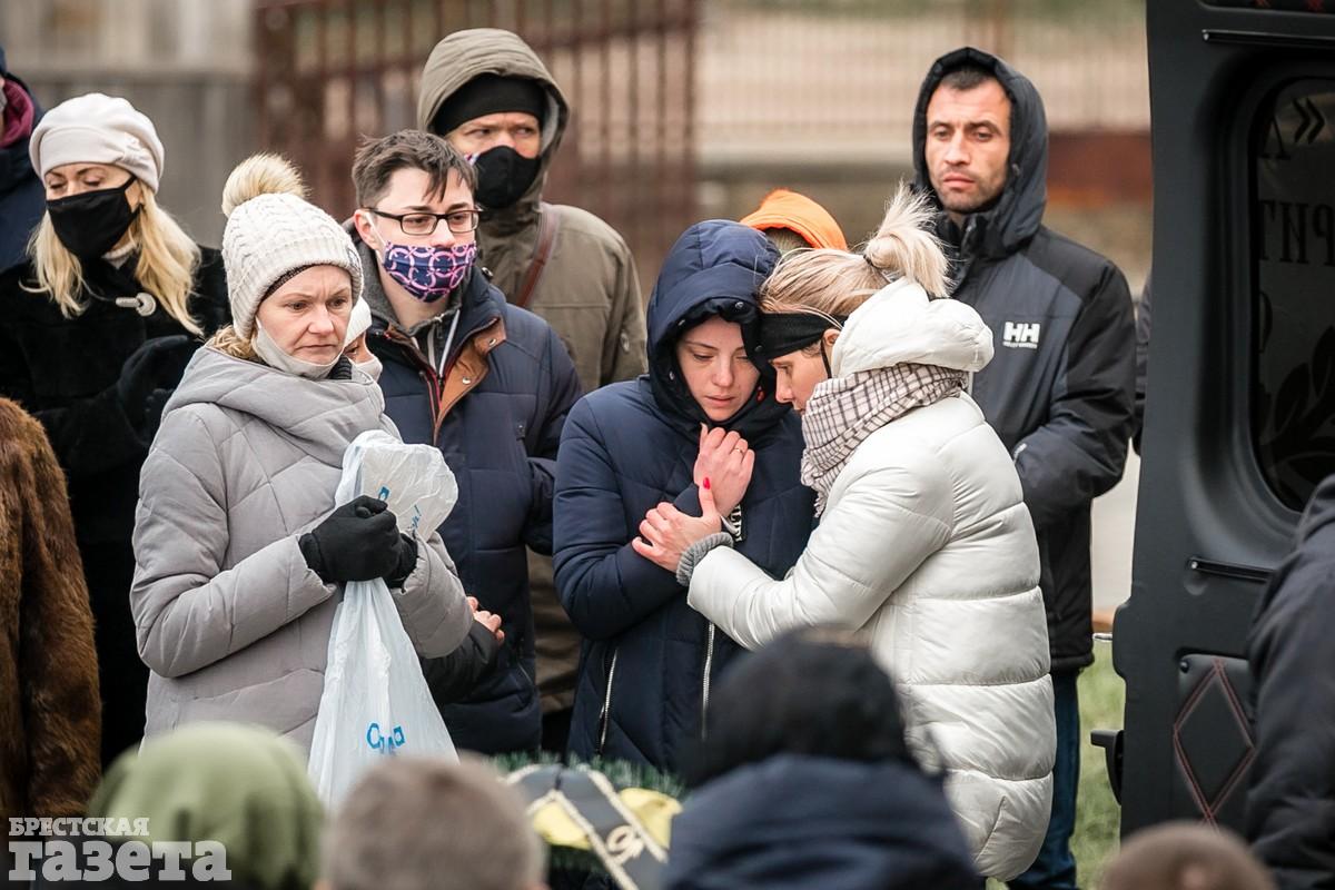 Сотни людей в Бресте пришли проститься с Романом Решецким (много фото) —  BGmedia. Последние новости Бреста, Беларуси сегодня.