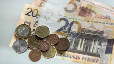 Экономист — о совете Головченко хранить сбережения в рублях: «Для азартных людей, наверное, это хороший аттракцион»
