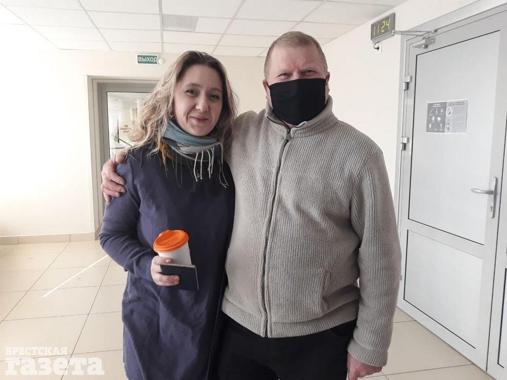 Дарья Полякова, которой дали два года химии за порванный рукав в куртке милиционера, и Александр Сахарук. Фото: , "Брестская газета"
