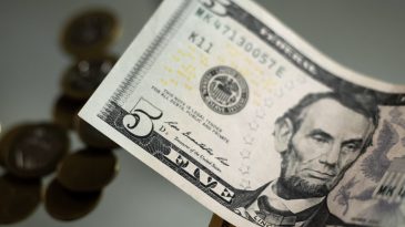 «Проблема прийти в обменник?»: Как чиновники неудачно доказывали на госТВ, что беларусам больше не нужны доллары и евро