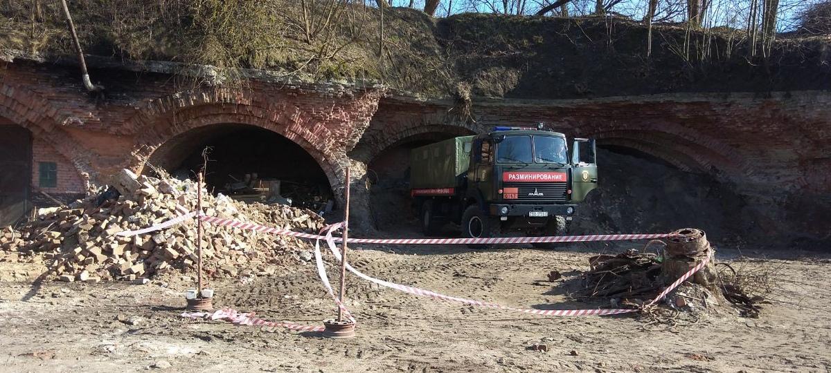 При реконструкции казематов женского монастыря в Брестской крепости нашли предмет, похожий на авиабомбу. Фото: "Брестская газета"