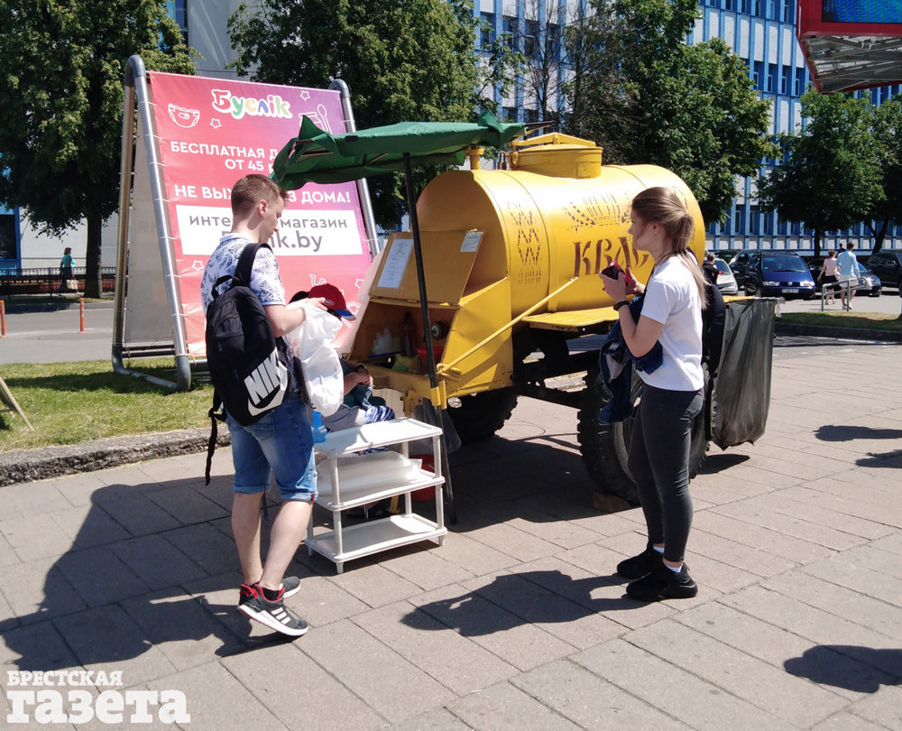 Бочка с квасом возле ЦУМа.