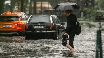 Почти как в Минске неделю назад. После ливня в центре Бреста некоторые улицы превратились в реки (МНОГО ФОТО)