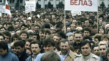 «У Дома правительства тысячи людей — ощущалось влияние улицы». Вспоминаем, как 32 года назад Беларусь стала независимой