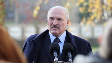 «Не надо человеку на грудь коленом и колоть вакцину. Я против насилия»: Лукашенко снова высказался о масках и вакцинах