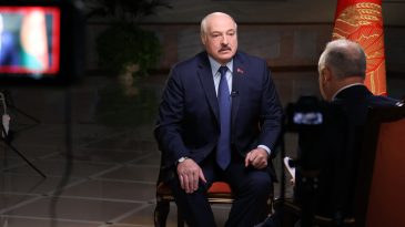 «Злится, но не врет», «жест захвата пространства». Эксперт по лжи и языку жестов разбирает интервью Лукашенко BBC