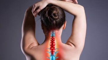 Причиной болей в спине и шее могут быть гаджеты. Неврологи рассказывают, как не допустить проблем со здоровьем