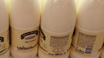 Почему «горчит» молоко? Цена литровой бутылки популярного продукта преодолела психологический барьер в 2 рубля