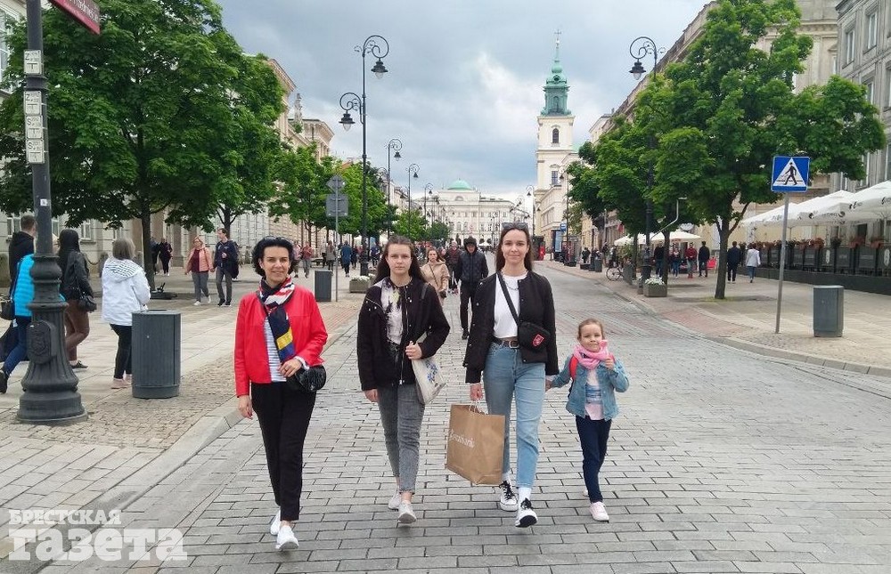 Мария Ивачева со своими девочками. Варшава.