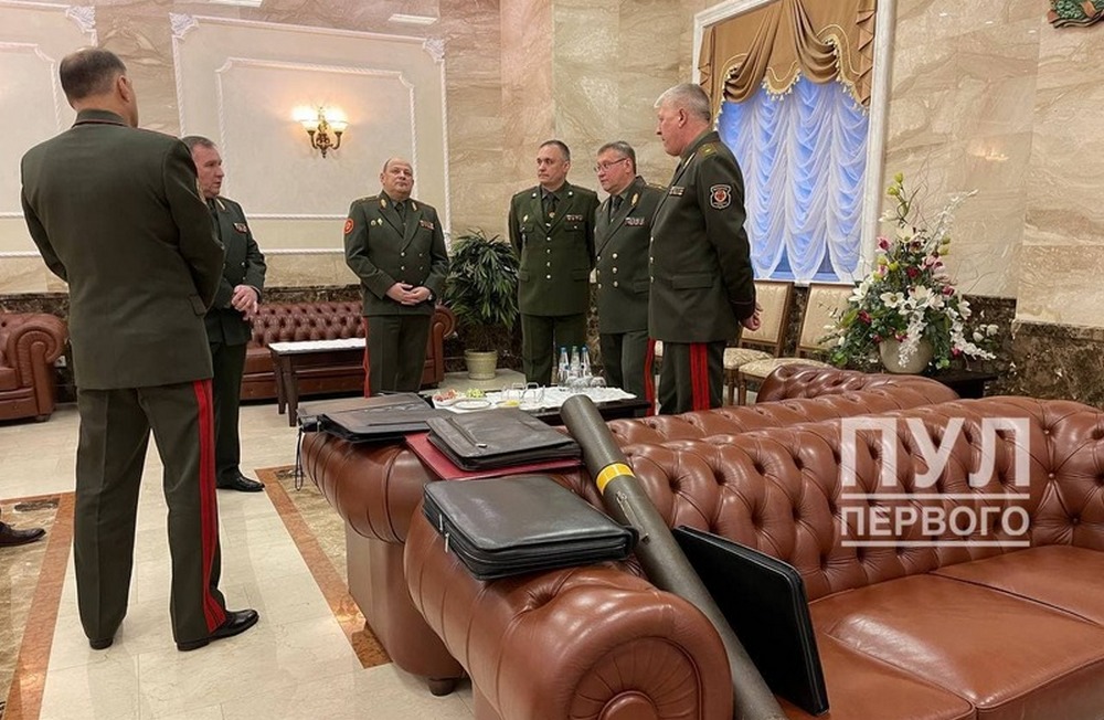 Белорусские генералы перед очередным совещанием у Лукашенко.