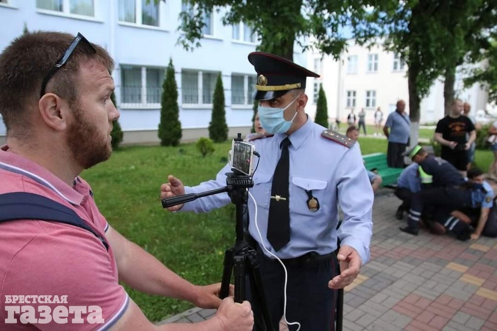 Александр Позняк снимает, как милиция жестко задерживает мирных граждан в Ганцевичах.