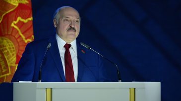 Лукашенко заявил, что Путин «подробнейшим образом» посвятил его в ситуацию, и что «наших войск там нет»