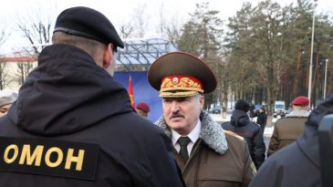 «Гложут сомнения в лояльности, боится угроз для власти»: Эксперты объяснили, почему Лукашенко недоволен силовиками