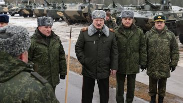 Российские войска остаются в Беларуси. Эксперты: «Лукашенко делает вид, что это его собственная инициатива»