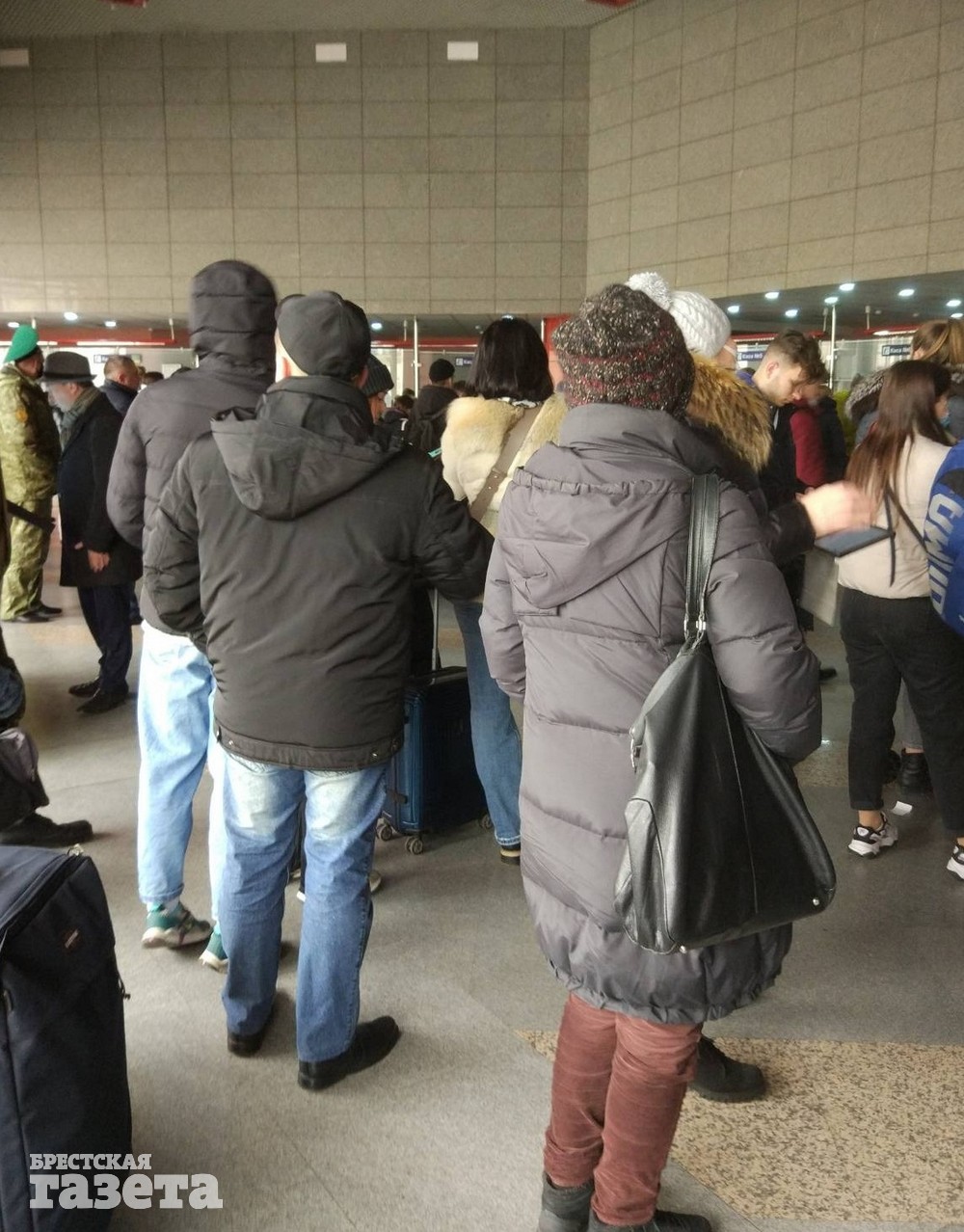 Очереди в билетные кассы вокзала в Минске.