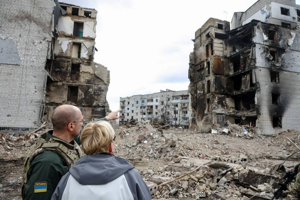 Премьер-министр Литвы Ингрида Шимоните посетила разрушенную российскими оккупантами Бородянку.