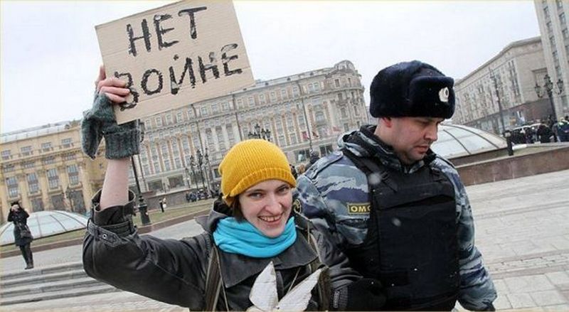 Лозунг "Нет войне" в России сегодня под запретом