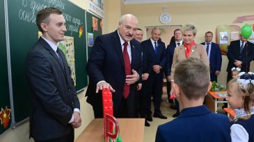 Янчук — о качествах учителей: «Учительский корпус легко жертвует себя в пользу интересов правящего в Беларуси режима»