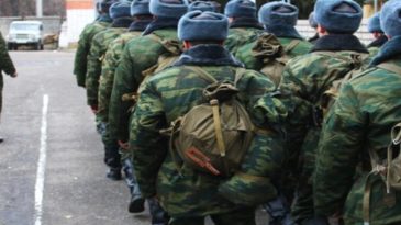 «Что будет с головой в такой каске?» Беларуский доброволец комментирует экипировку и подготовку российских «мобиков»