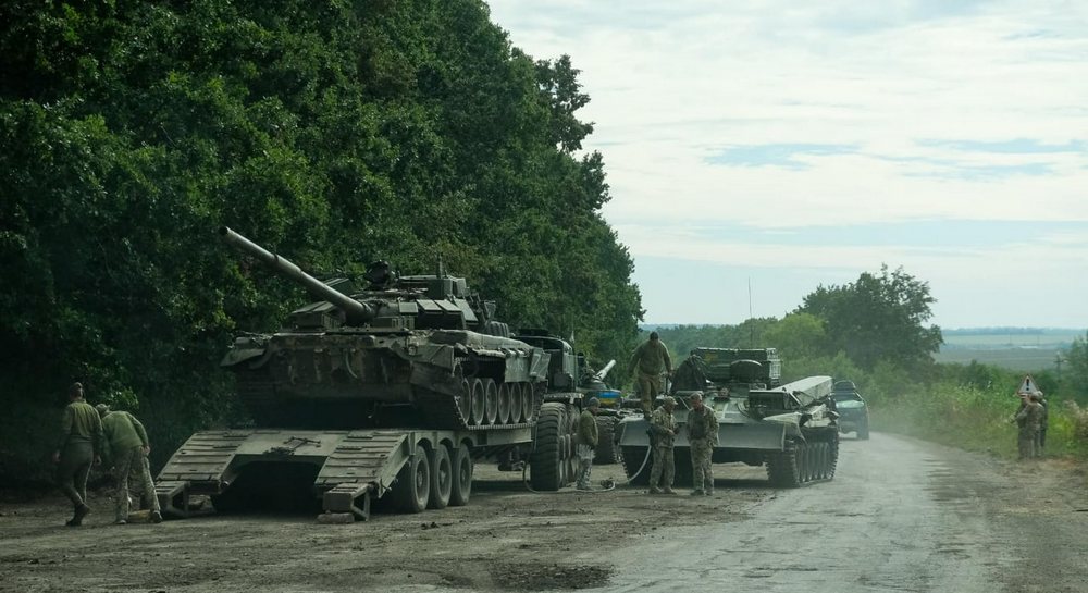 Украинские бойцы готовят к транспортировке технику