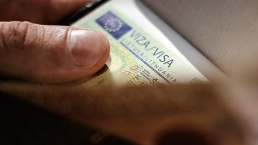 «Виза одному человеку обойдется минимум в 1 500 рублей». Специалист рассказал, как беларусы сейчас получают визы в ЕС